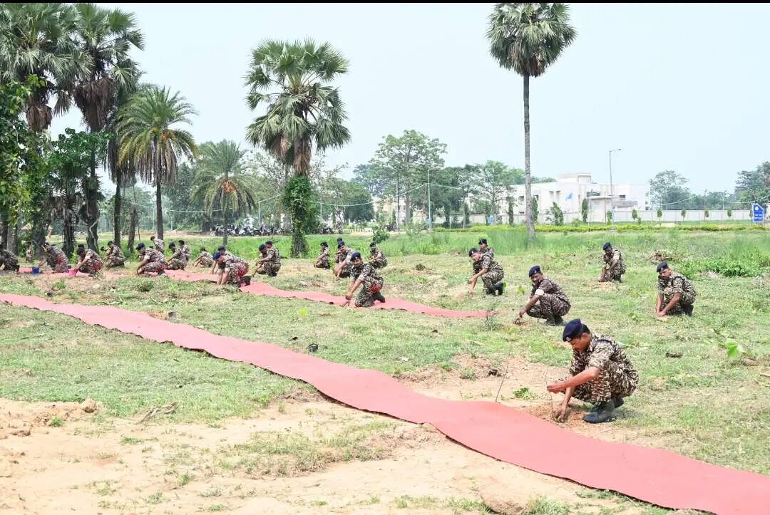 विश्व पर्यावरण दिवस पर सीआरपीएफ ग्रुप केन्द्र जमशेदपुर में 550 पौधों का रोपण