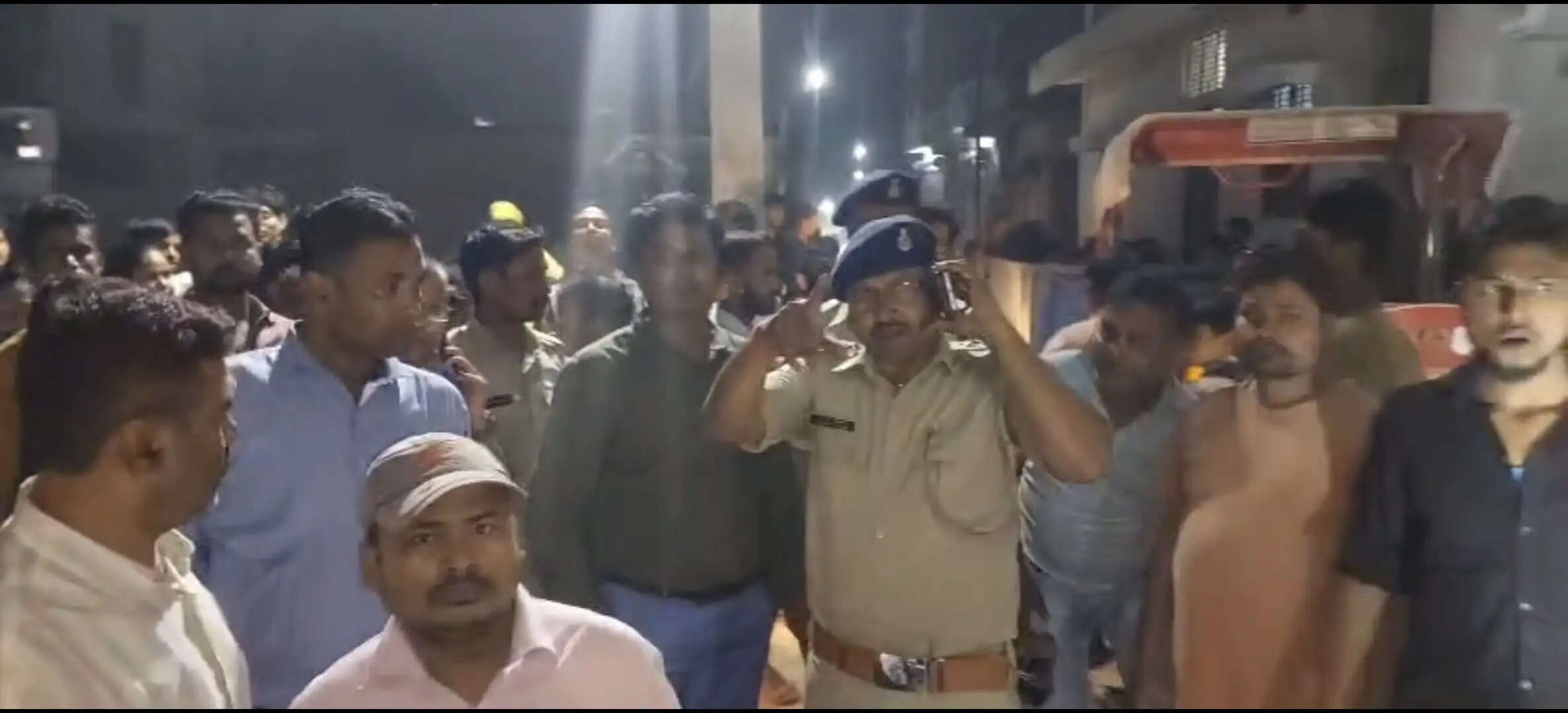 घर और&nbsp;दुकान से ढाई सौ से अधिक कालाबाजारी के घरेलू गैस सिलेंडर बरामद