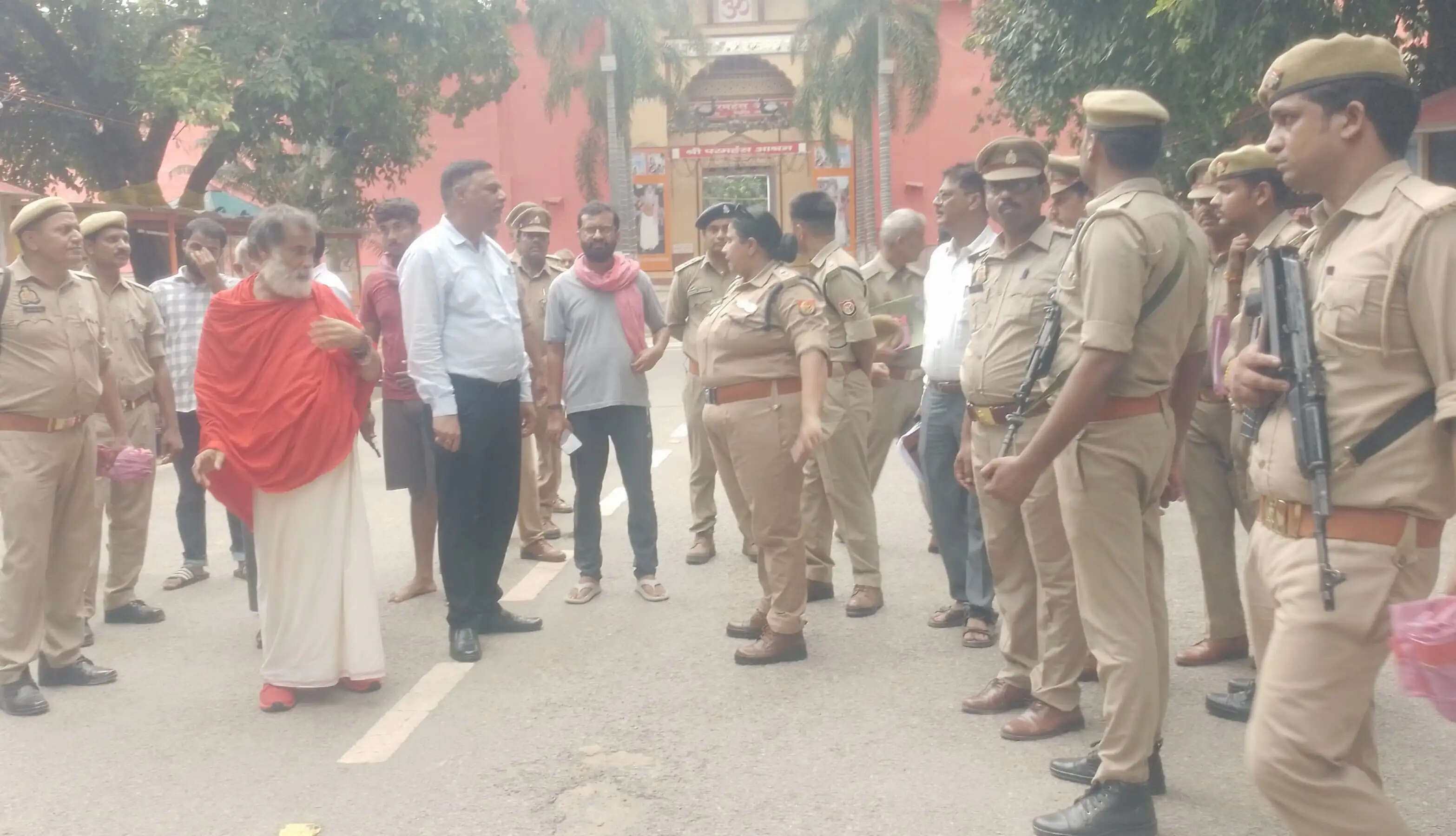 मीरजापुर: जिलाधिकारी-एसपी ने गुरु पूर्णिमा की तैयारियों का लिया जायजा