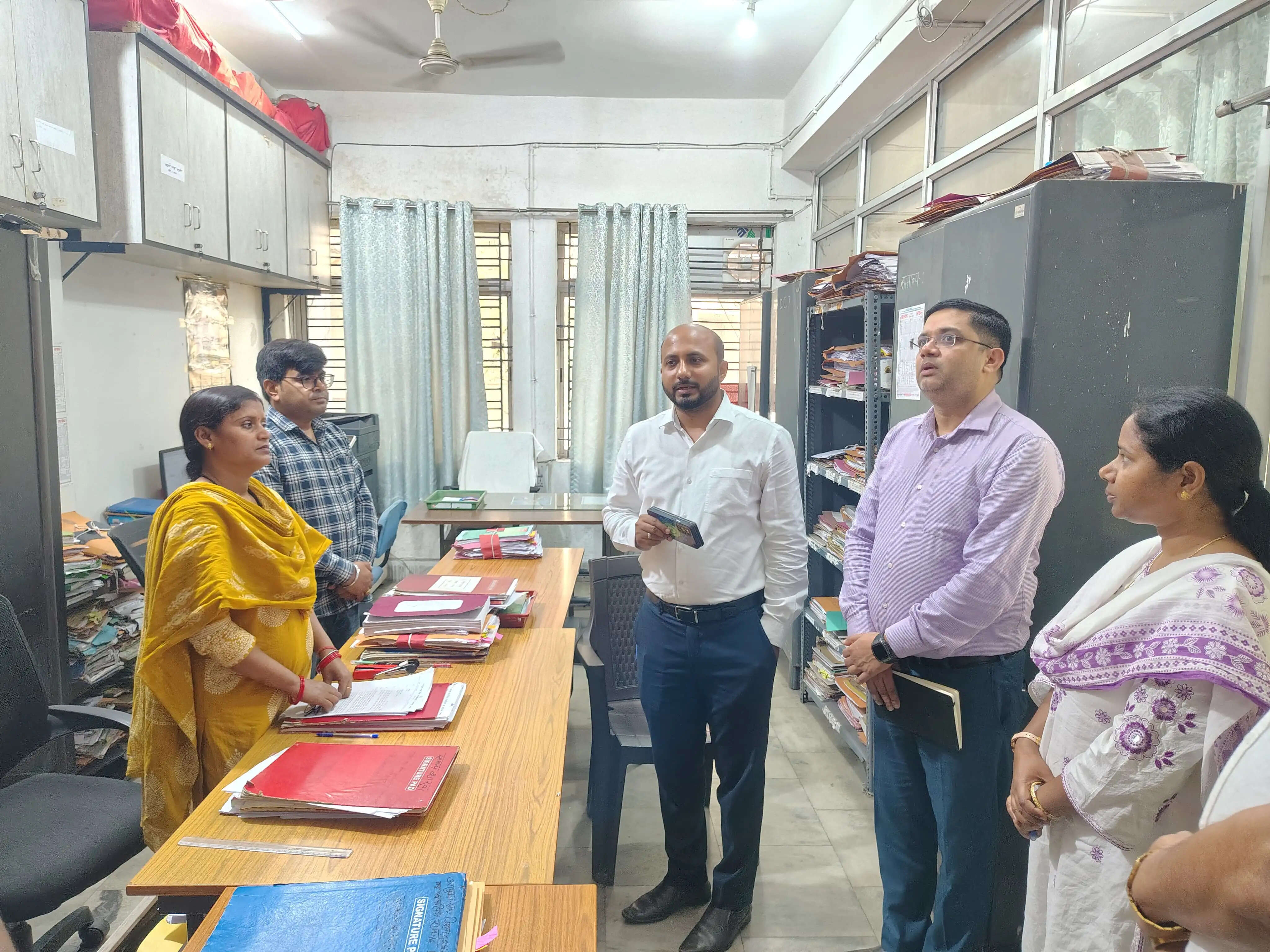 समाहरणालय के कार्यालयों का डीसी ने किया निरीक्षण