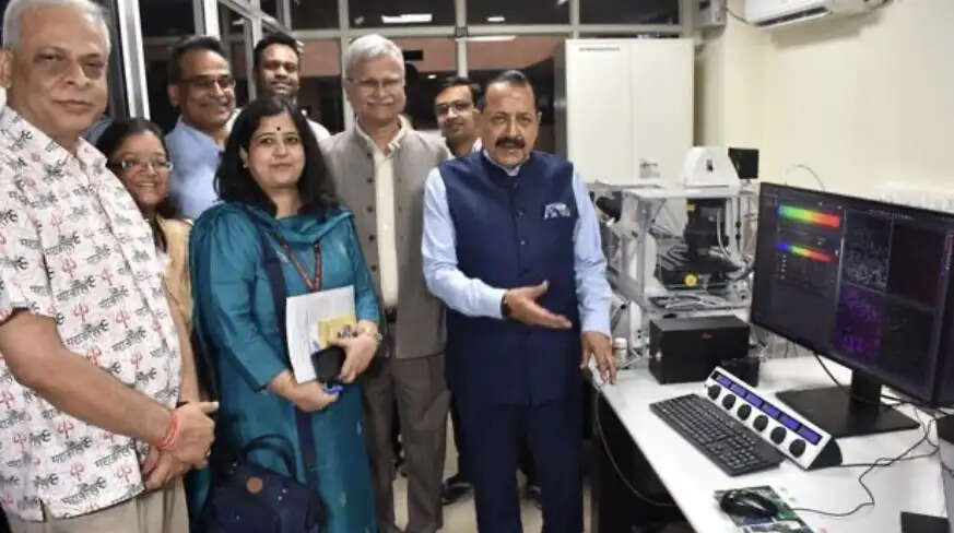 बीएचयू के ‘साथी’ केंद्र पहुंचे डॉ जितेन्द्र सिंह, वैज्ञानिक अनुसंधान सुविधाओं की समीक्षा की