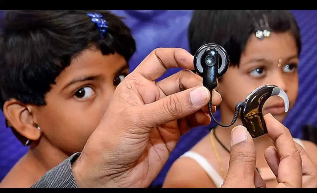 बहरेपन से प्रभावित बच्चे कॉक्लियर इम्प्लांट के बाद सुन सकेंगे : जिलाधिकारी