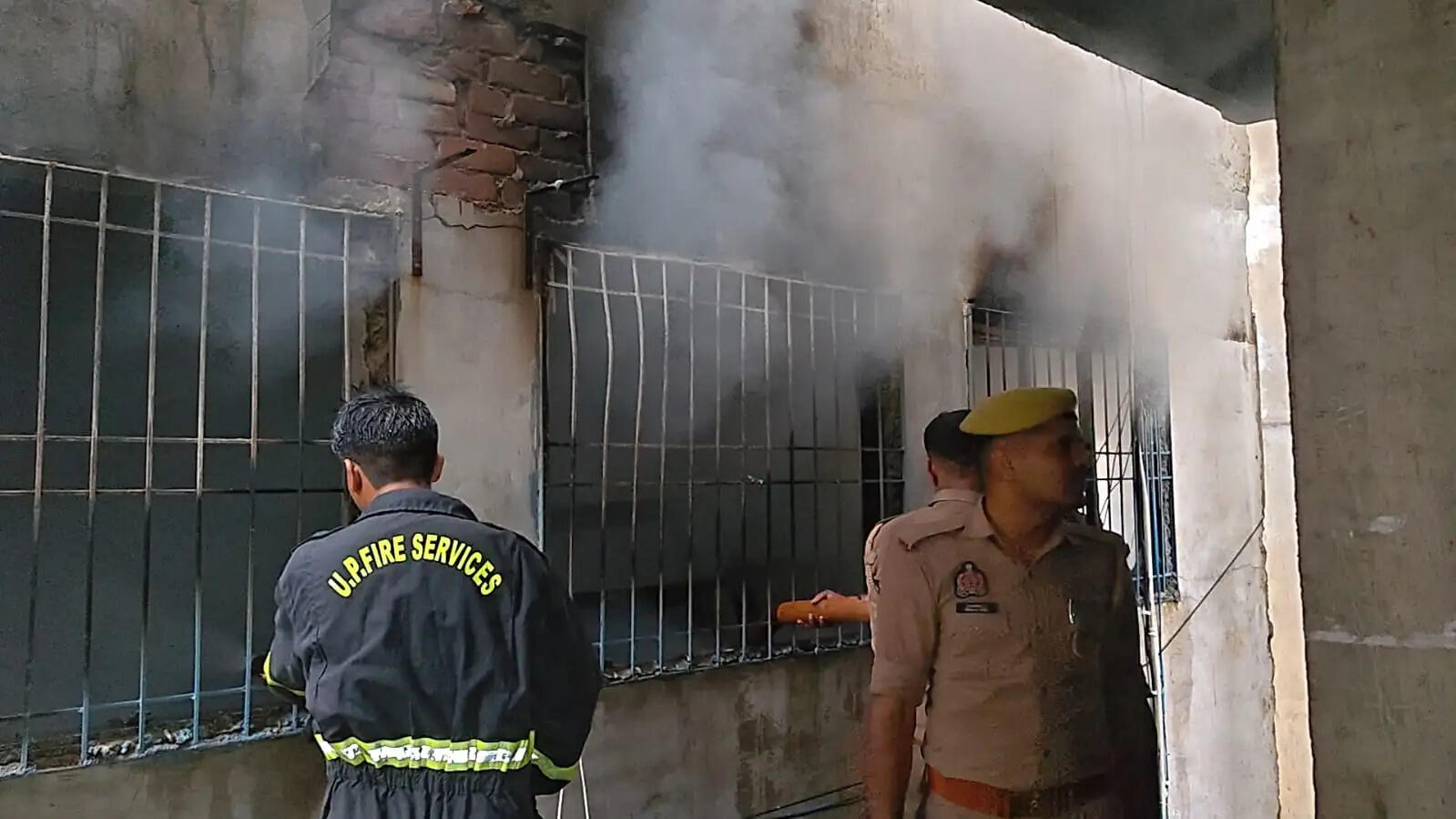 कपड़े के गोदाम में लगी भीषण आग, लाखों के नुकसान की आशंका
