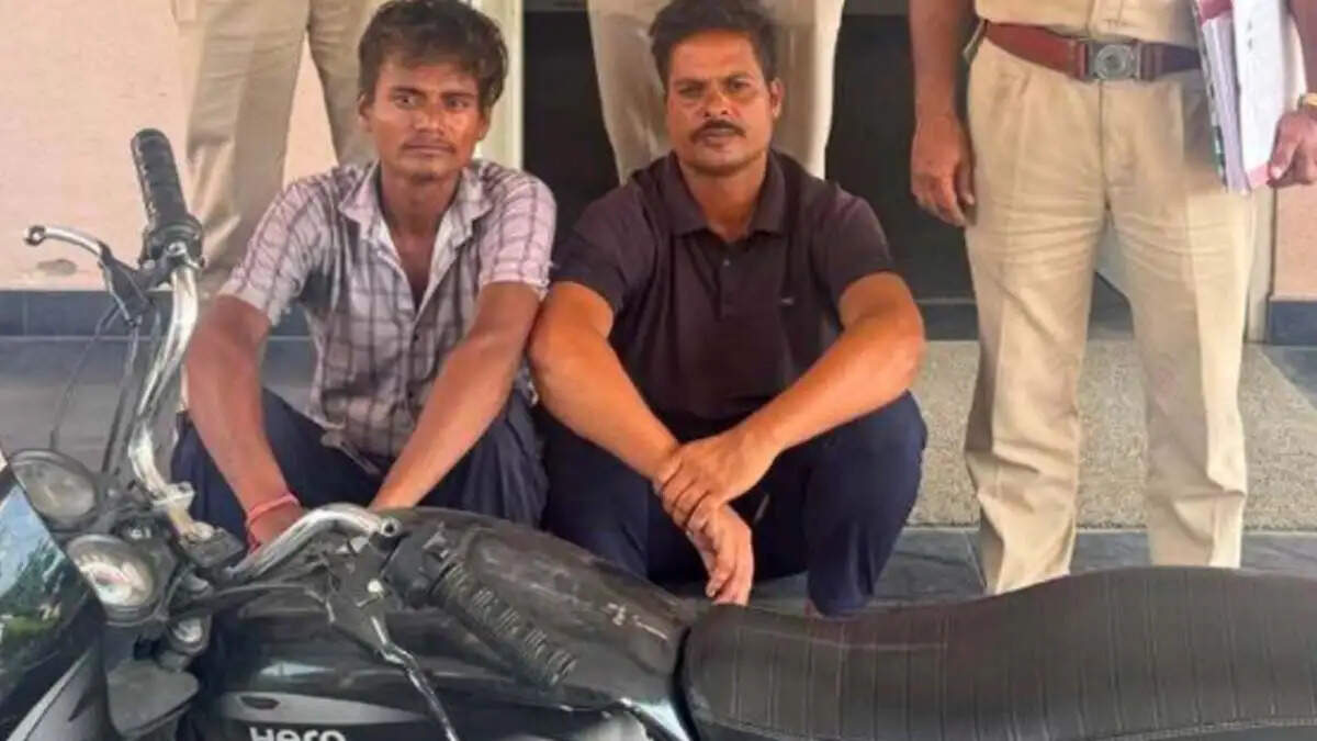 वाहन चोरी के मामले में दो आरोपी गिरफ्तार, चोरी की बाइक बरामद
