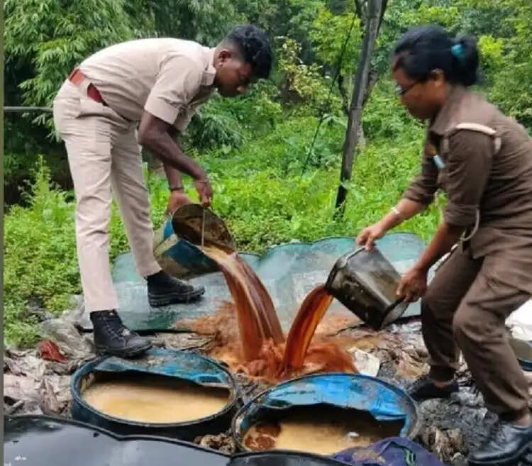 असम के मार्घेरिटा में आबकारी विभाग की बड़ी कार्रवाई, शराब जब्त, 400 लीटर किण्वित वॉश नष्ट