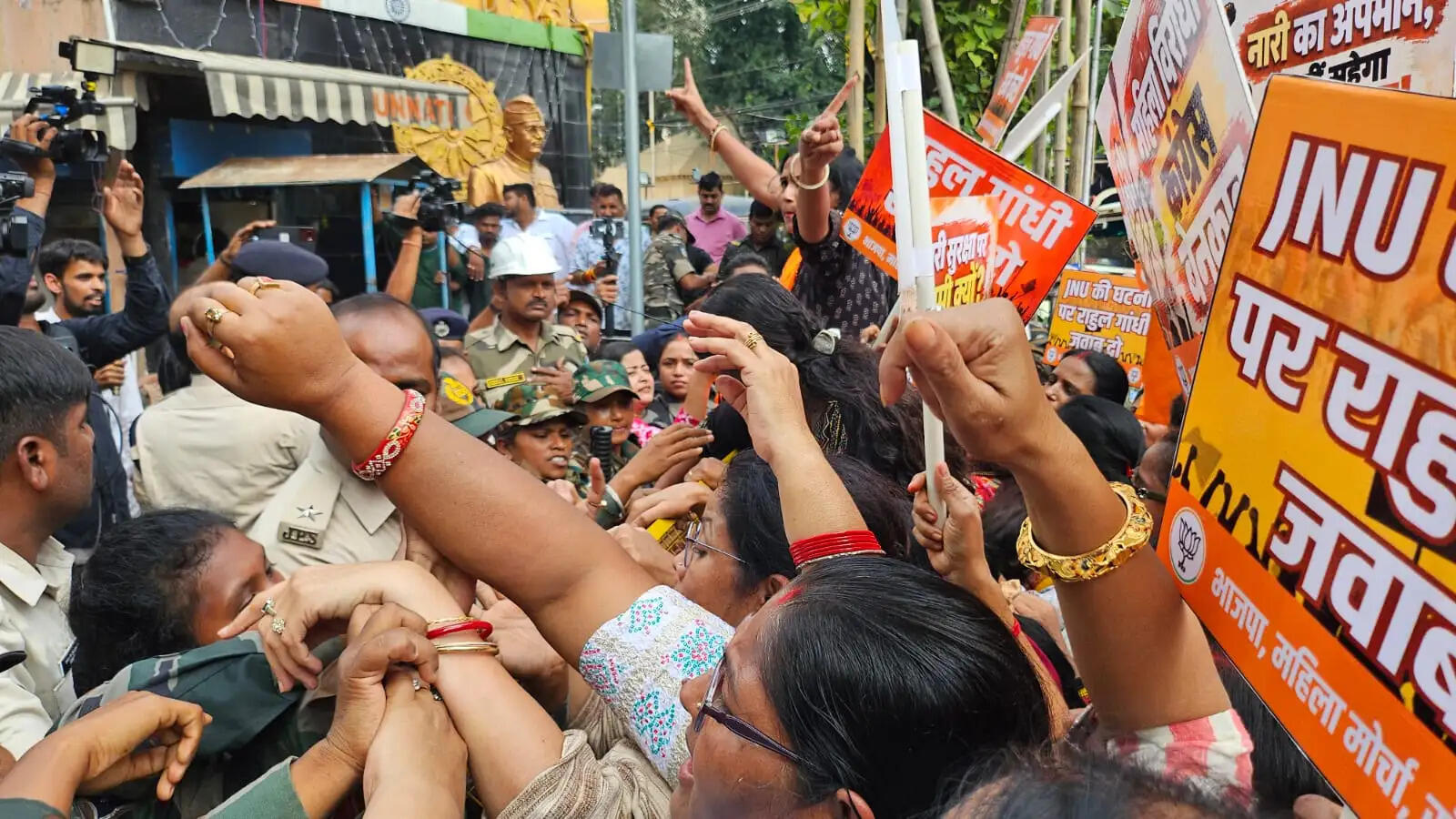 जेएनयू प्रकरण को लेकर भाजपा महिला मोर्चा का कांग्रेस भवन के समक्ष प्रदर्शन