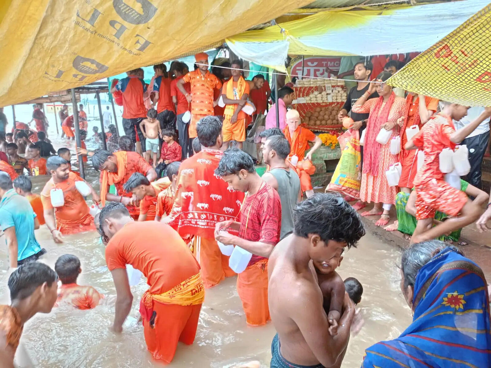 अदलपुरा बड़ी शीतला धाम में उमड़ा आस्था का सैलाब, केसरिया रंग में रंगा घाट