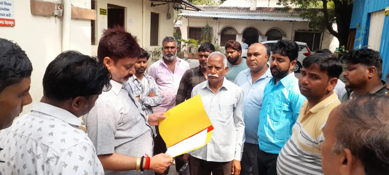 स्ट्रीट वेंडर्स ने किया उपनगर आयुक्त के खिलाफ प्रदर्शन