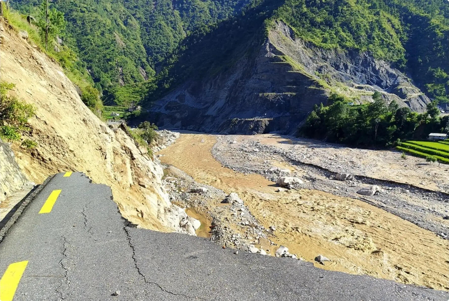 नेपाल में लगातार बारिश के कारण काठमांडू-सिंधुली राजमार्ग बंद