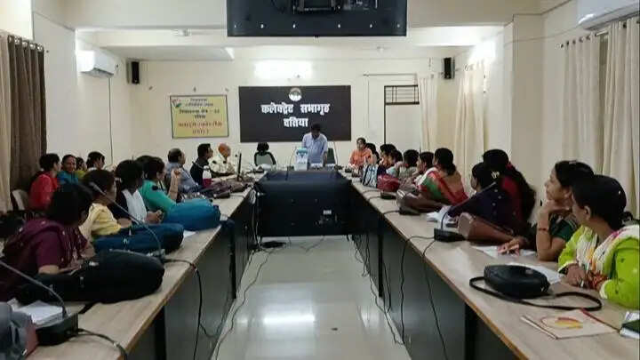 दतिया विधानसभा उपचुनावः कलेक्टर ने किया विभिन्न मतदान केन्द्रों का निरीक्षण किया