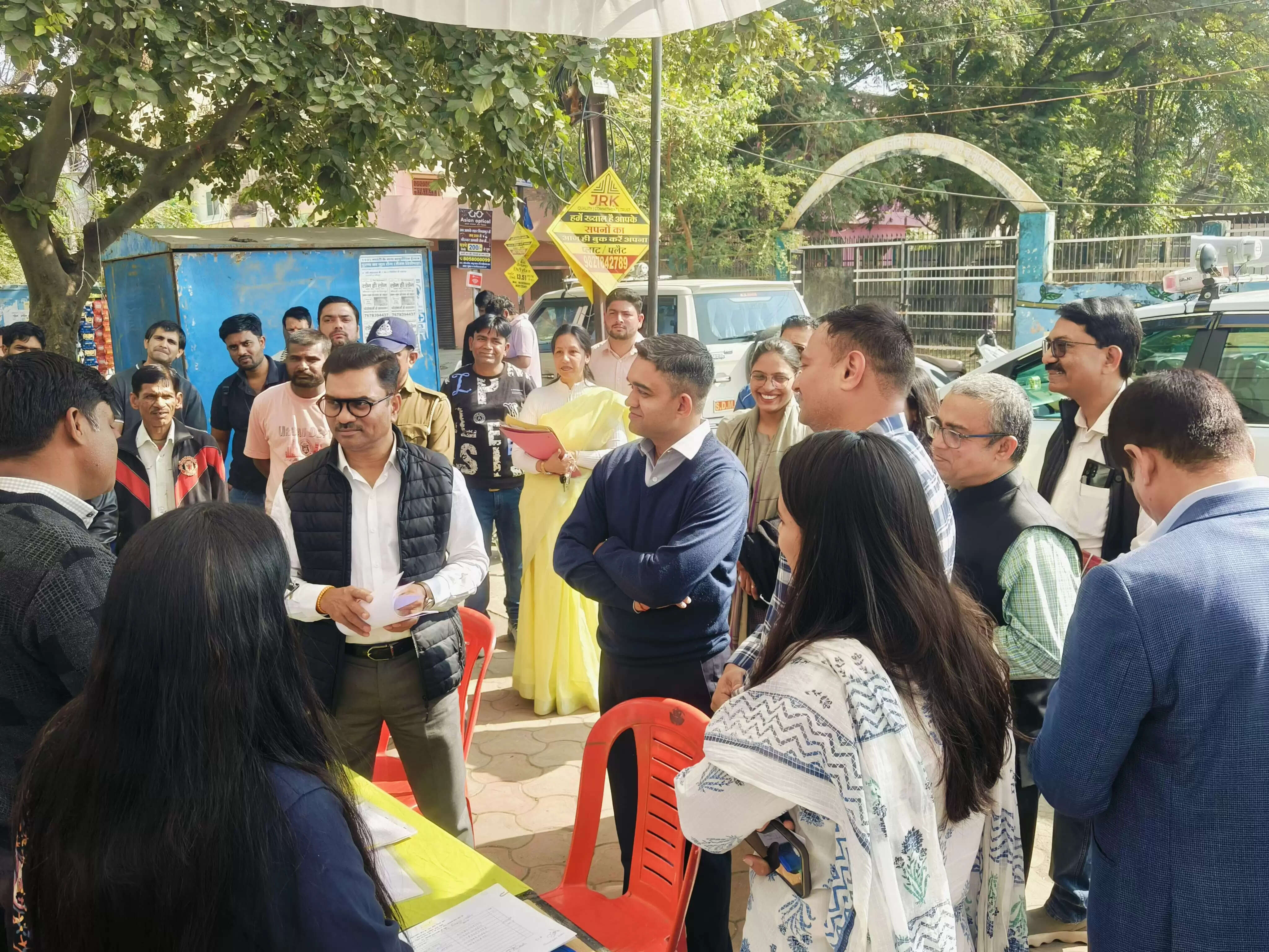 धारः संभागायुक्त ने एसआईआर अभियान के तहत मतदान केंद्रों का निरीक्षण कर बीएलओ से चर्चा की