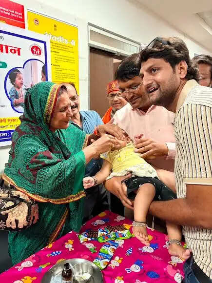 मंदसौरः बच्चों को विटामिन 'ए' का घोल पिलाकर की गई दस्तक अभियान की शुरूआत