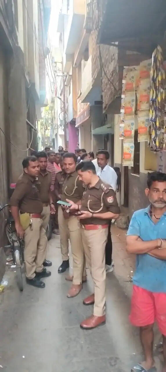 घरेलू विवाद में पति ने फांसी लगाकर दी जान, पत्नी ने खाया जहर