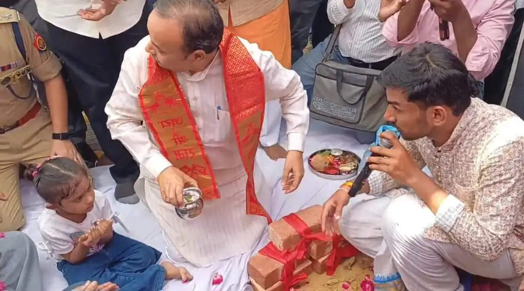 मुख्यमंत्री याेगी की पहल पर 48 वर्ष बाद संभल के दंगा पीड़ित परिवार काे मिली जमीन, प्रभारी मंत्री ने किया भूमि पूजन