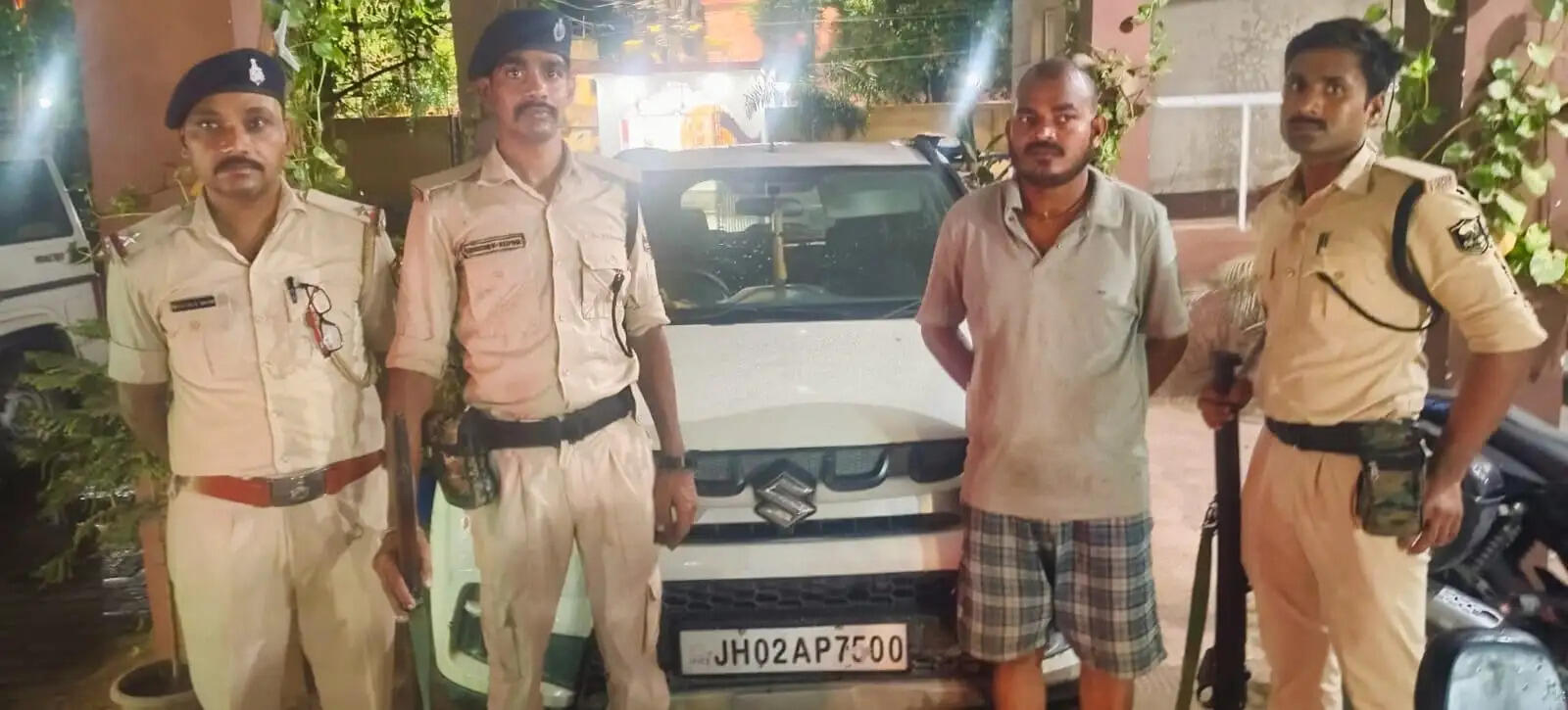 सैकड़ो लीटर अंग्रेजी शराब के साथ तस्कर गिरफ्तार