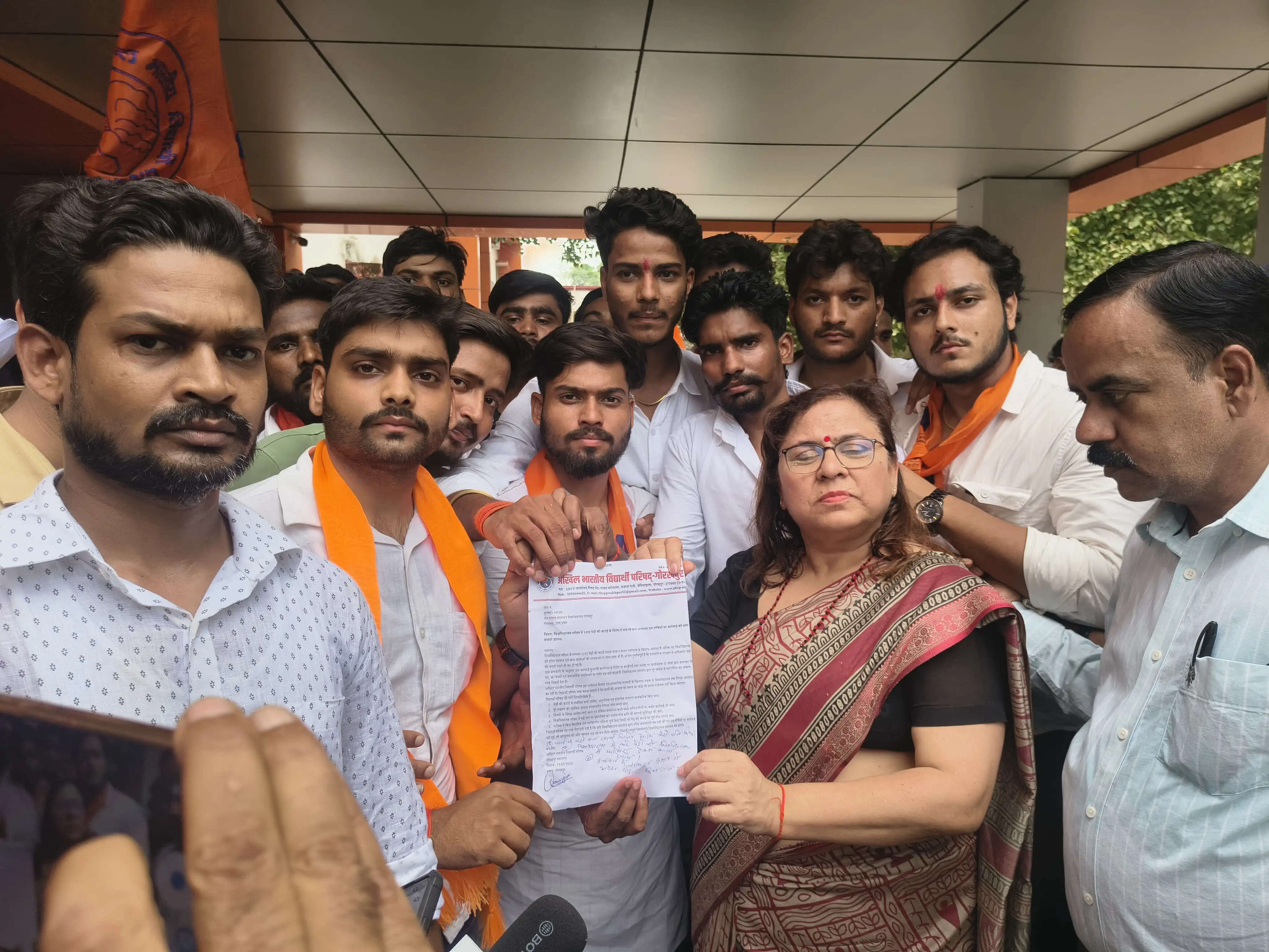 गोरखपुर विश्वविद्यालय में पेड़ों की कटाई के खिलाफ विद्यार्थी परिषद का प्रदर्शन, कुलपति को सौंपा ज्ञापन