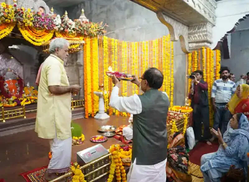 केन्द्रीय मंत्री शिवराज सिंह सलकनपुर पहुंचे, धर्मपत्नी के साथ किए मां विजयासन के दर्शन