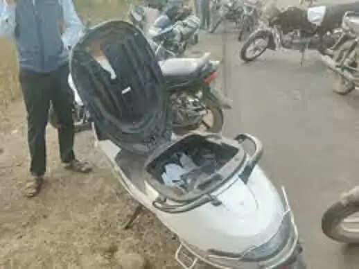 अशोकनगर: दिनदहाड़े व्यापारी से 20 लाख की लूट, बाइक से टक्कर मारकर रोका, हवाई फायर कर भागे