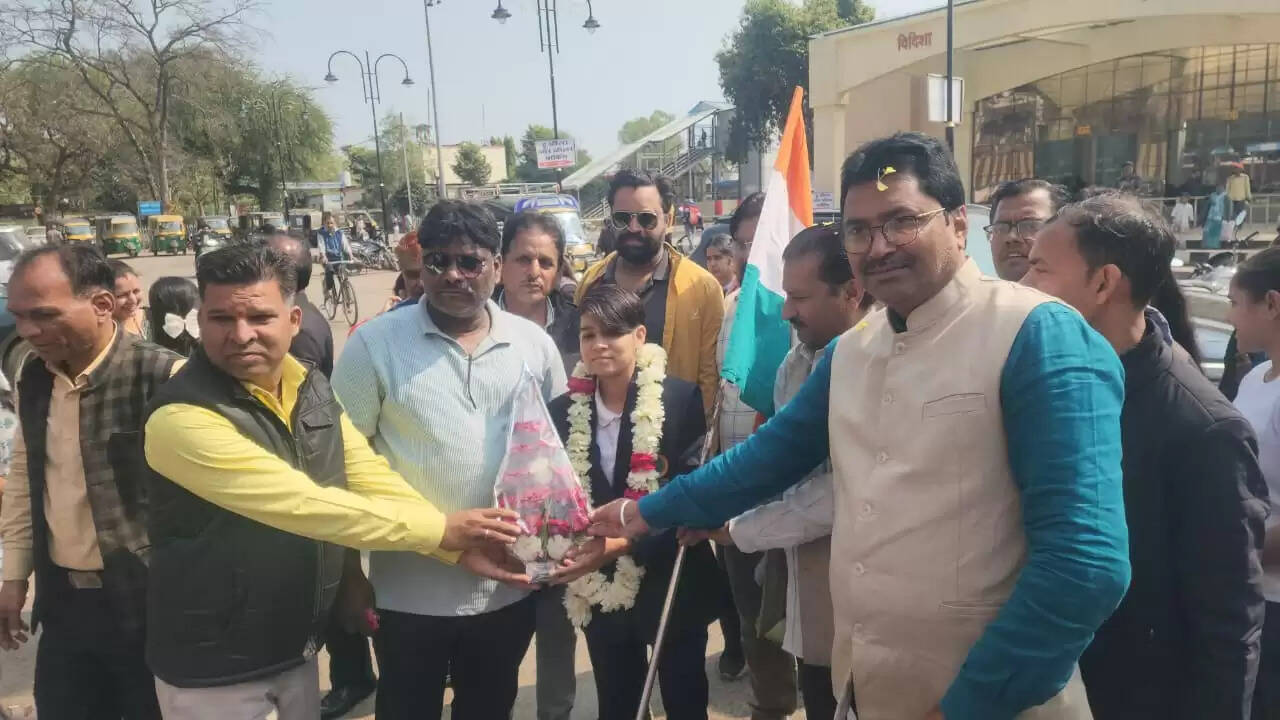 विदिशाः शूटिंग बॉल वर्ल्ड कप जीतने के बाद विदिशा लौटी इशिका, हुआ भव्य स्वागत