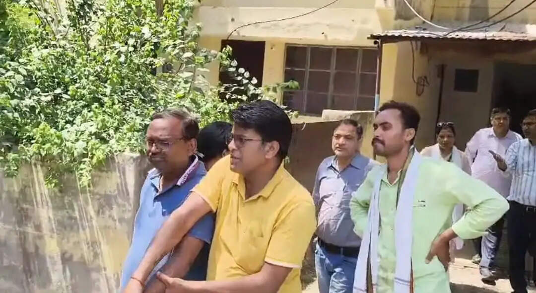खनन अधिकारी रिश्वत लेते गिरफ्तार