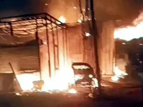 फरीदाबाद के एनआईटी नंबर-2 में टीन शेड में भीषण आग