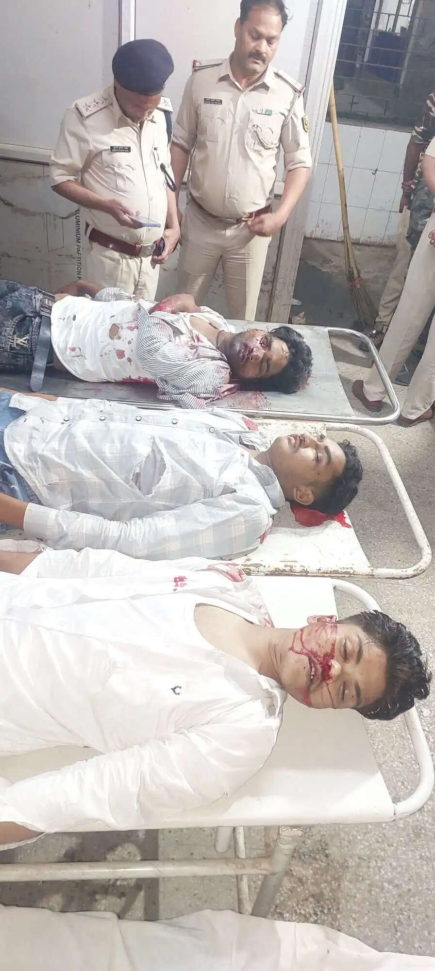 सड़क हादसे में बाइक सवार तीन युवकों की मौत