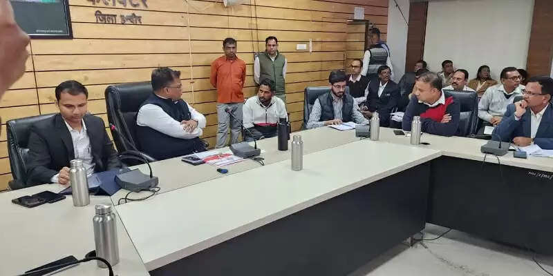इंदौरः कलेक्टर ने समय सीमा पत्रों के निराकरण की समीक्षा, लापरवाह लेखापाल को शोकाज नोटिस