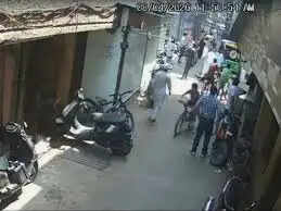 भोपाल में दिनदहाड़े फायरिंग, पिस्टलधारी बदमाश से भिड़ी महिला, हवाई फायर कर आरोपी फरार