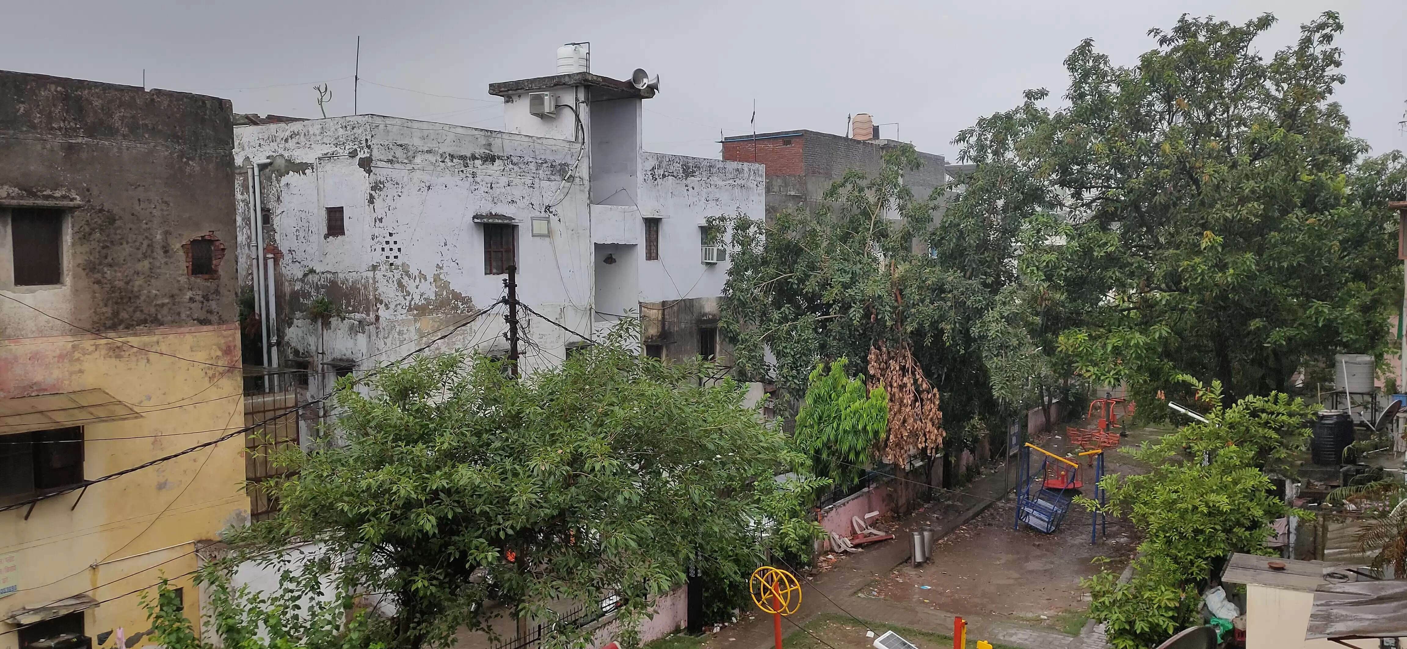 मुरादाबाद में हुई बारिश से बदला मौसम का मिजाज, गर्मी झेल रहे लोगों ने ली राहत की सांस