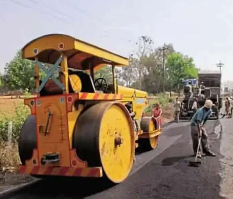 सड़क का निर्माण कार्य शुरु, लोगों को धूल और गड्ढों से मिलेगी मुक्ति