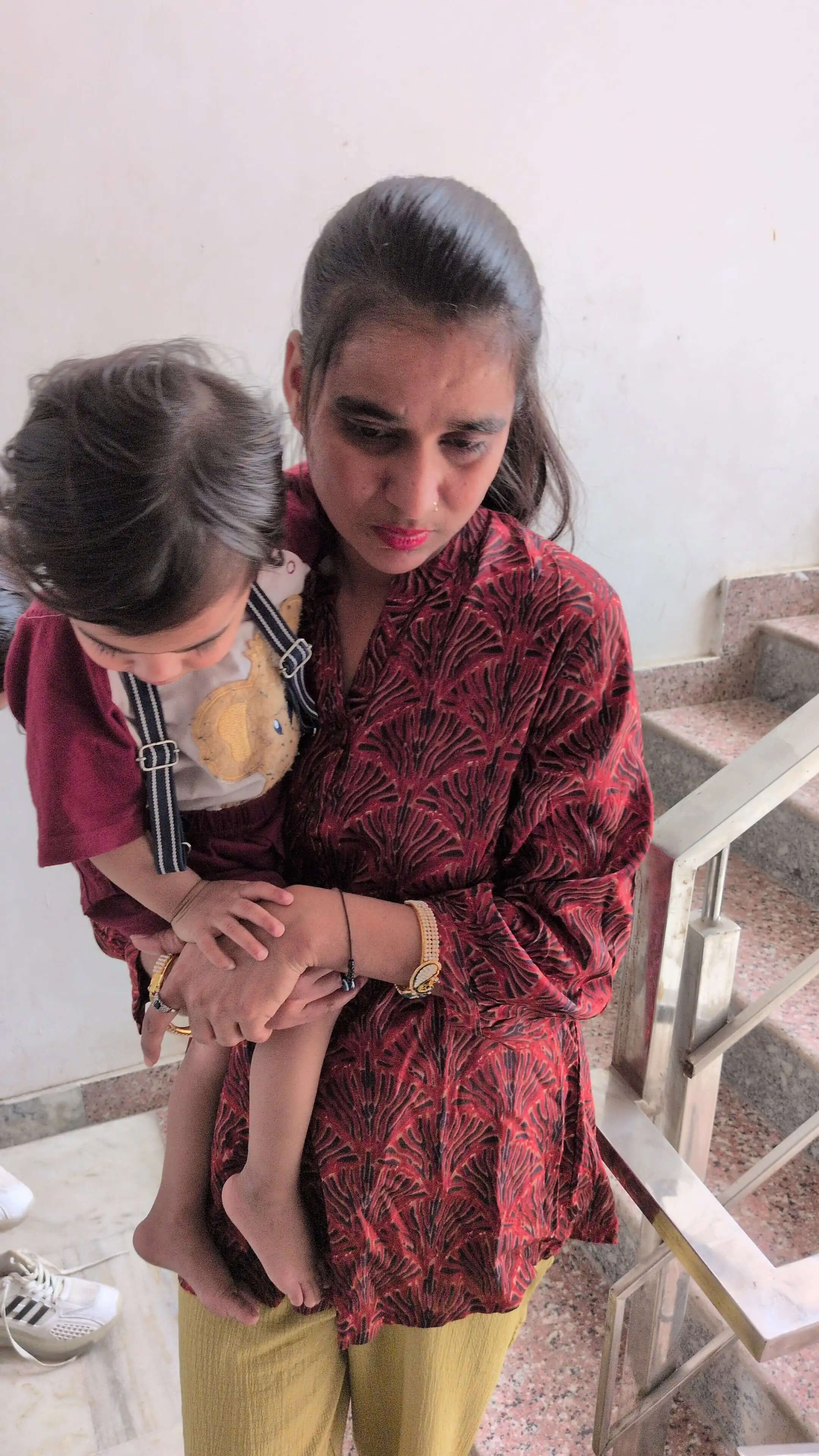 प्रापर्टी डीलर ने करोडों की जमीन कब्जाने दंपति और मासूम को बनाया बंधक, पुलिस ने कराया मुक्त