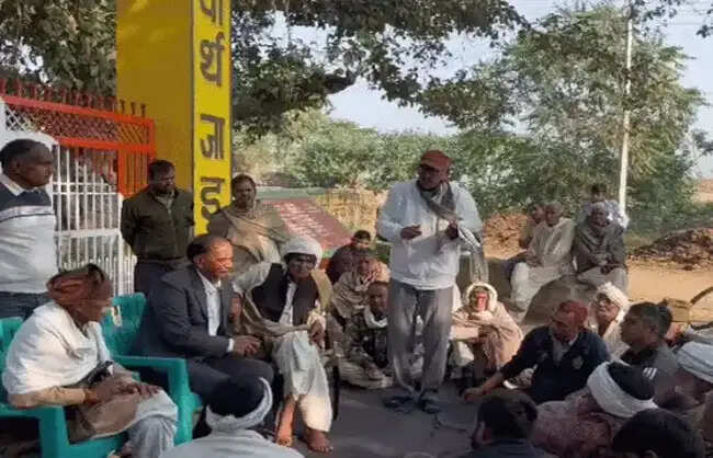 नारनौल में ग्रामीणों ने जैलाफ स्कूल पर जड़ा ताला