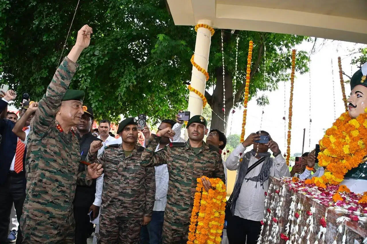 गाजीपुर में अब्दुल हमीद की 61वीं शहादत वर्षगांठ पर भावपूर्ण श्रद्धांजलि, रक्षा राज्यमंत्री संजय सेठ ने अर्पित किया पुष्पचक्र