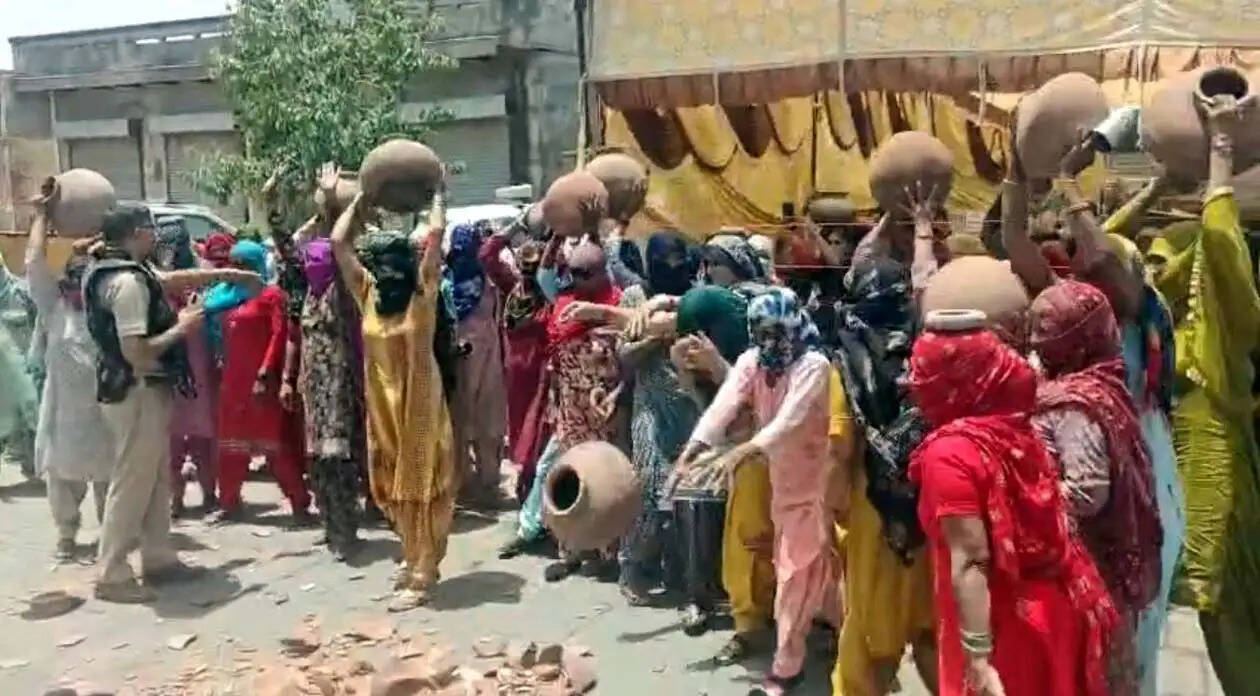 हांसी : पेयजल संकट पर महिलाओं ने मटके फोड़ जताया रोष, 25 तक का अल्टीमेटम