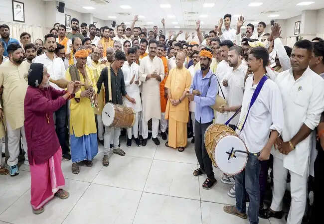 घुमंतू समाज को दर-दर की ठोकरें नहीं खानी पड़ेगी, सम्मान के साथ मिलेगा विकास का अवसर : मुख्यमंत्री योगी आदित्यनाथ