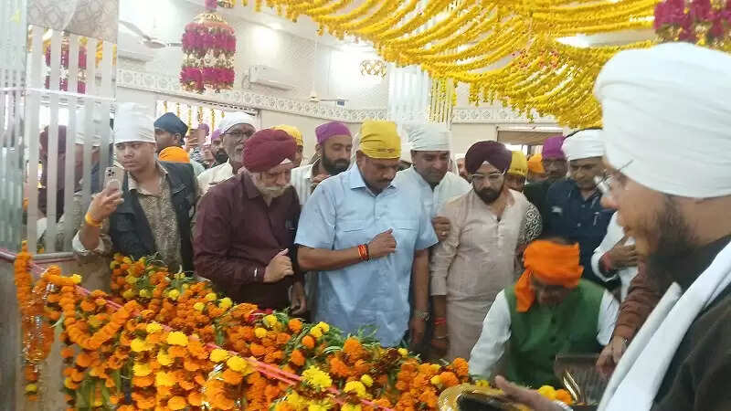 सीहोरः केन्द्रीय मंत्री शिवराज सिंह ने गुरुद्वारे में मत्था टेक नागरिकों की खुशहाली के लिए की अरदास