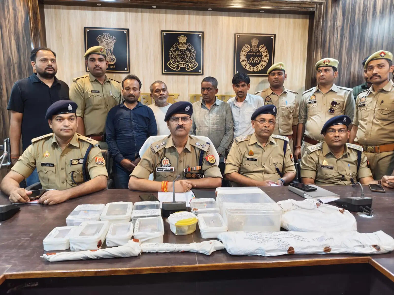 यूपी और मध्य प्रदेश के मंदिरों में चोरी करने वाले तीन चाेर और&nbsp;एक&nbsp;सुनार गिरफ्तार