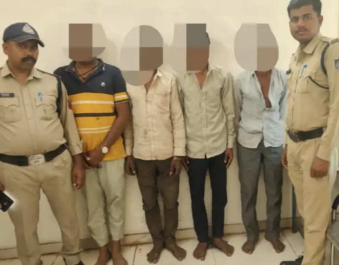 झाबुआ: बालवासा में महिला के कंधे पर पति को बैठाकर गांव में घुमाए जाने संबंधी मामले में चार आरोपित गिरफतार