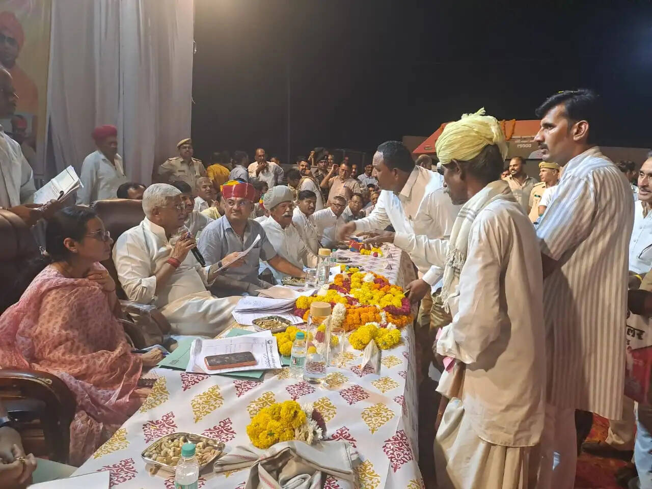 फलसूण्ड में केंद्रीय मंत्री की जनसुनवाई और रात्रि चौपाल, पेयजल-बिजली व्यवस्थाओं पर दिए निर्देश