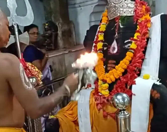 मां दंतेश्वरी मंदिर परिसर की प्राचीन श्रीगणेश की प्रतिमा काे किया गया सुसज्जित