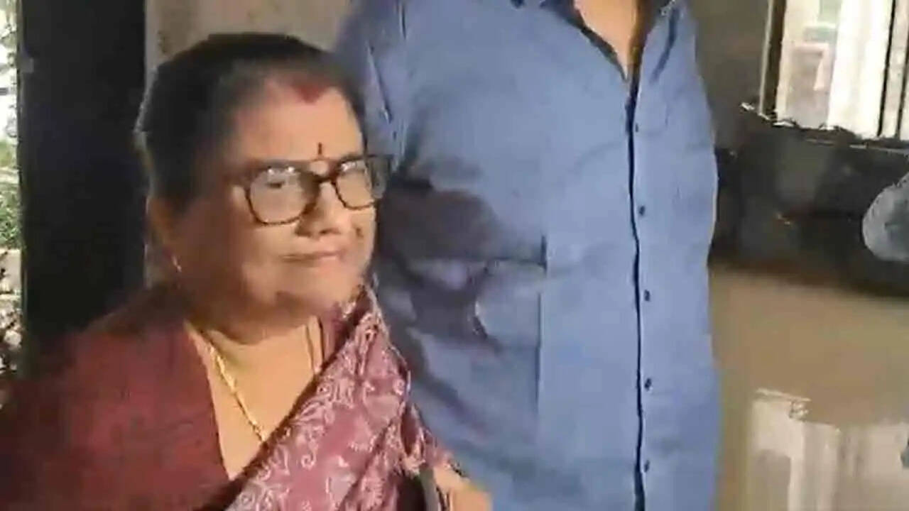 नगरपालिका भर्ती घोटाला : ईडी के सामने पेश हुईं मदन मित्र की पत्नी अर्चना मित्र
