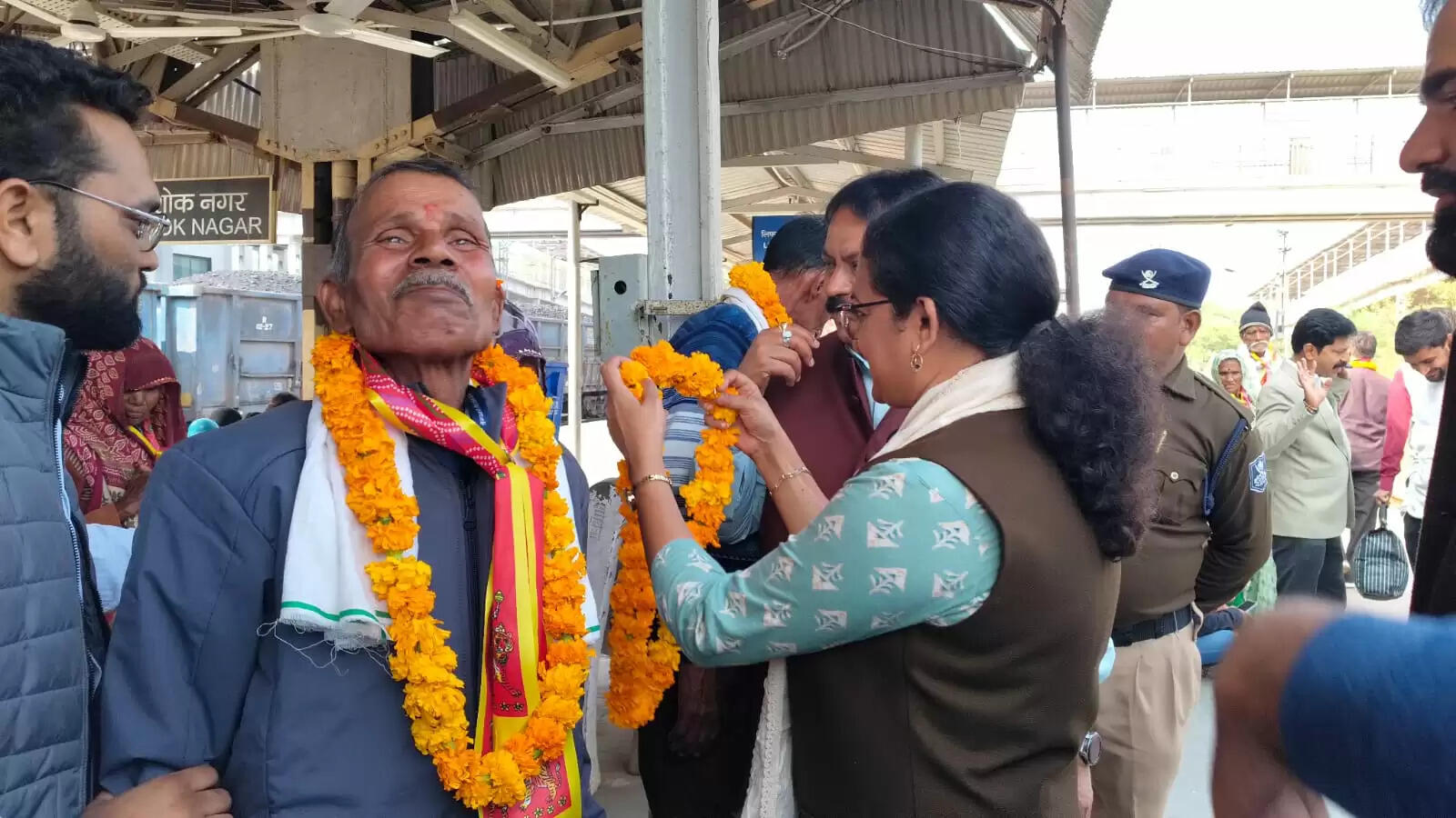 अशोकनगर: कामाख्या तीर्थ यात्रियों का स्टेशन पर अपर कलेक्टर ने किया स्वागत