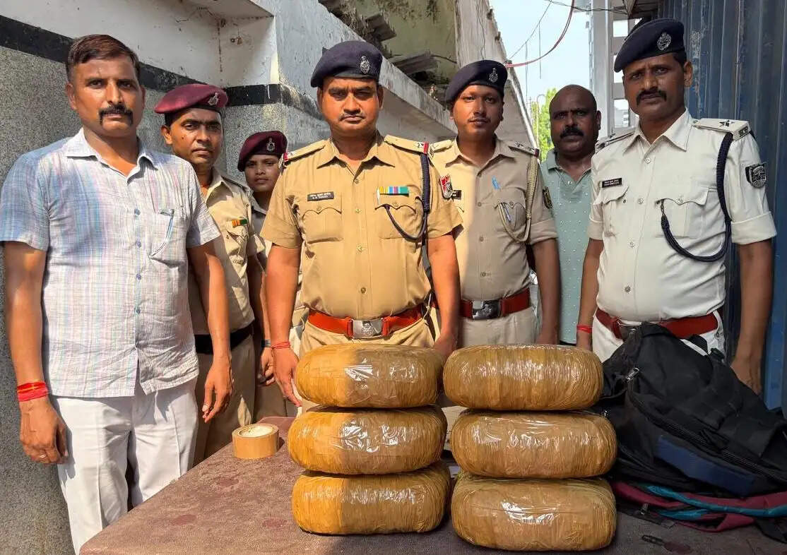 सीवान जंक्शन पर लावारिस बैग से 12.45 किलो गांजा बरामद