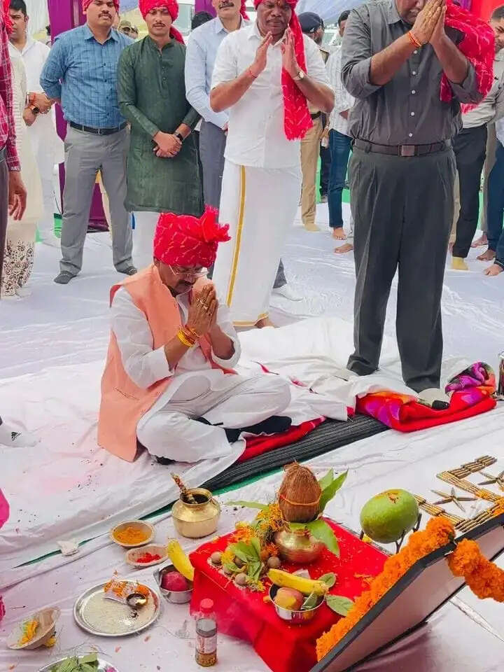 अनूपपुर: विजयादशमी पर पुलिस लाइन में आयोजित शस्त्र पूजन में राज्यमंत्री दिलीप जायसवाल में हुए शामिल
