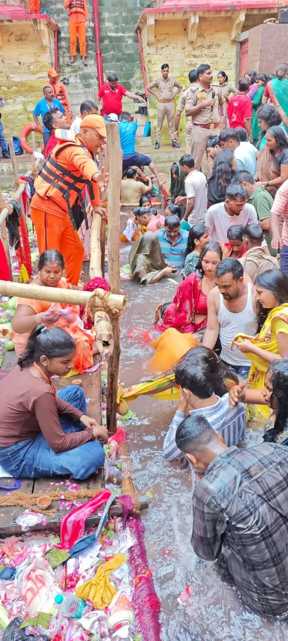 संतान की उम्मीद में लाखों दंपतियाें ने लोलार्क कुंड में लगाई आस्था की डुबकी