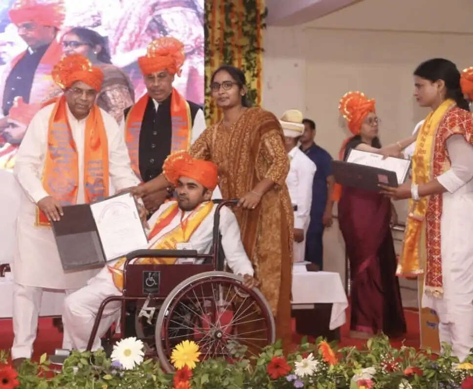 जगदगुरू रामभद्राचार्य दिव्यांग राज्य विश्वविद्यालय चित्रकूट के दीक्षांत समारोह में मेधावी विद्यार्थियों को दी गयी उपाधि