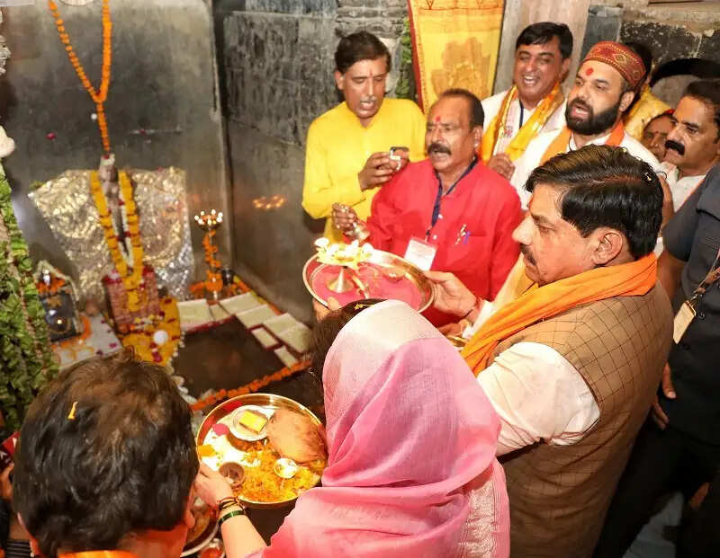 मप्र के मुख्यमंत्री पहुंचे धार की ऐतिहासिक भोजशाला, मां वाग्देवी के दर्शन कर की पूजा