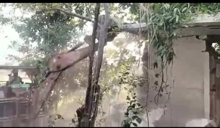सरकारी भूमि पर निर्मित अवैध शौचालय को प्रशासन बुलडोजर से गिराया