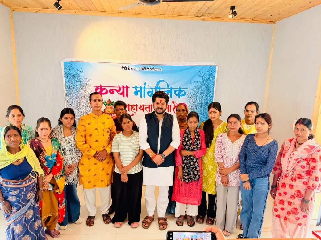 प्रमुख राजदीप ने आठ बालिकाओं को दी 21-21 हजार की सहयोग राशि