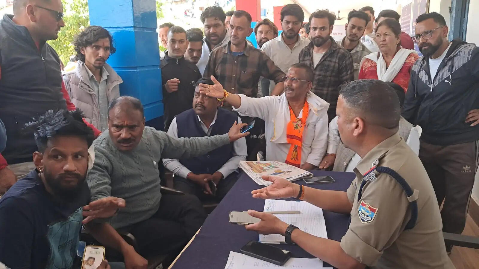 कैंची के हमले से युवक हुआ घायल, दुकान में की तोड़फोड़